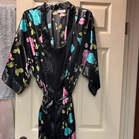 serenada Other - Serenada robe and nightgown set 2X 22/24 satin type feel black gown floral robe